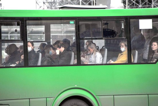 Уже полгода многие пенсионеры Екатеринбурга ездят в общественном транспорте, оплачивая проезд за полную стоимость, без льгот.  Фото: Галина Соловьева
