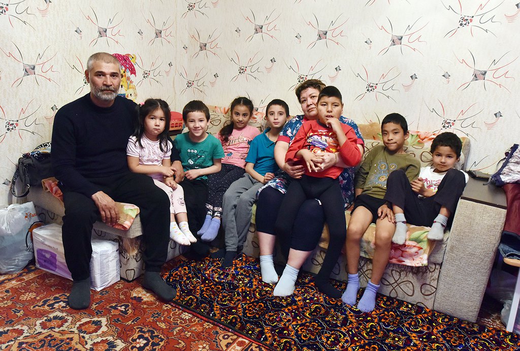 В сборе - почти вся семья, кроме шестилетнего Музафара. Из-за того, что границы между странами во время пандемии были закрыты, он пока остаётся у бабушки в Таджикистане и посещает русскую группу в детском саду. Фото: Алексей Кунилов