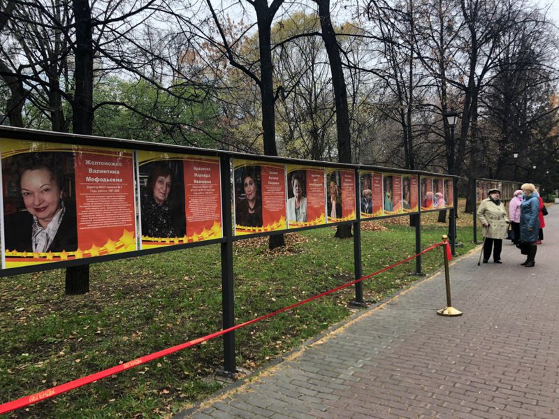 Выставка «Легенды екатеринбургского образования» в Дендрологическом парке в Екатеринбурге будет действовать две недели. Фото: Департамент образования Екатеринбурга.