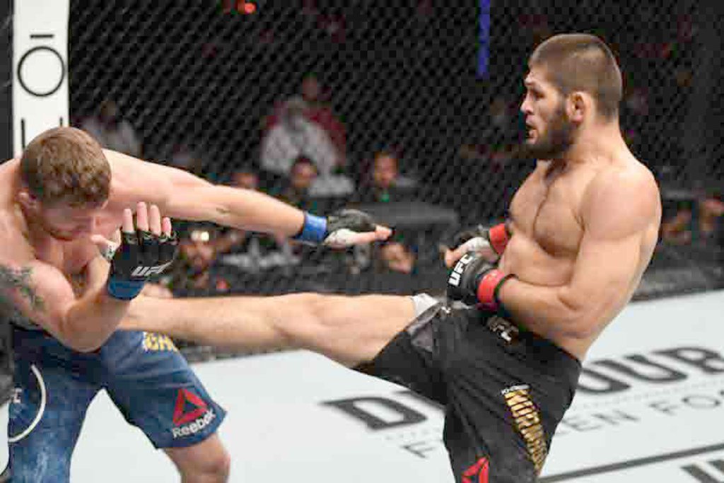 Хабиб Нурмагомедов (справа) в бою с Джастином Гэйджи доминировал и в стойке, и в партере. Фото: Пресс-служба UFC