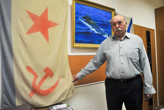 Игорь Британов с корабельным флагом, который он унёс с собой с гибнущей К-219 Фото: Галина Соловьева