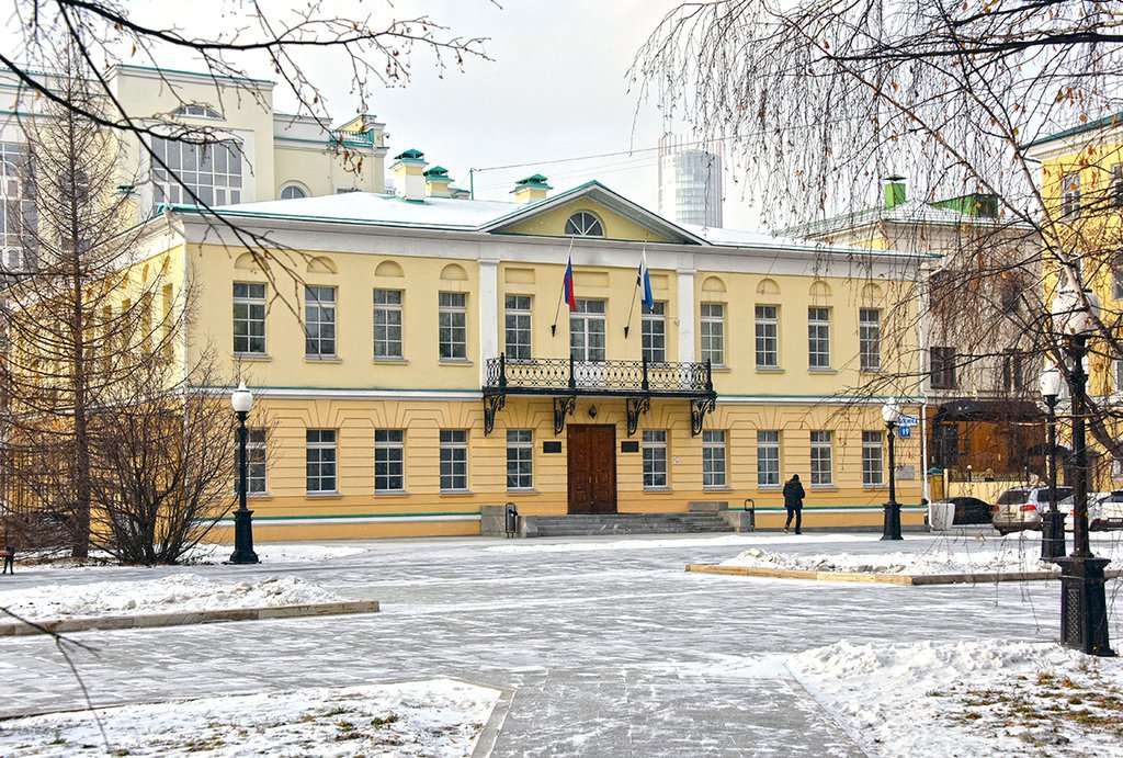 Двухэтажное здание, где сегодня находится Уставный суд Свердловской области (ул. Пушкина, 19), построено  между 1812 и 1819 годами. Изначально в нём находилась почтовая станция. Фото: Алексей Кунилов