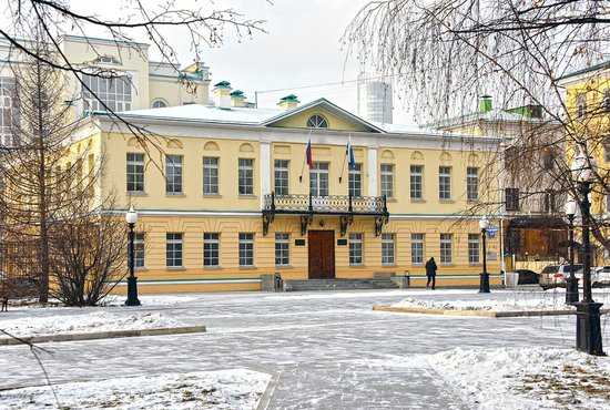 Двухэтажное здание, где сегодня находится Уставный суд Свердловской области (ул. Пушкина, 19), построено  между 1812 и 1819 годами. Изначально в нём находилась почтовая станция. Фото: Алексей Кунилов