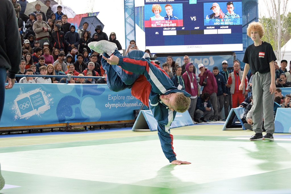Сергей Чернышёв (в танце) стал первым в истории чемпионом юношеских Олимпийских игр по брейк-дансу. Фото: BugWarp, CC BY-SA 4.0, via Wikimedia Commons