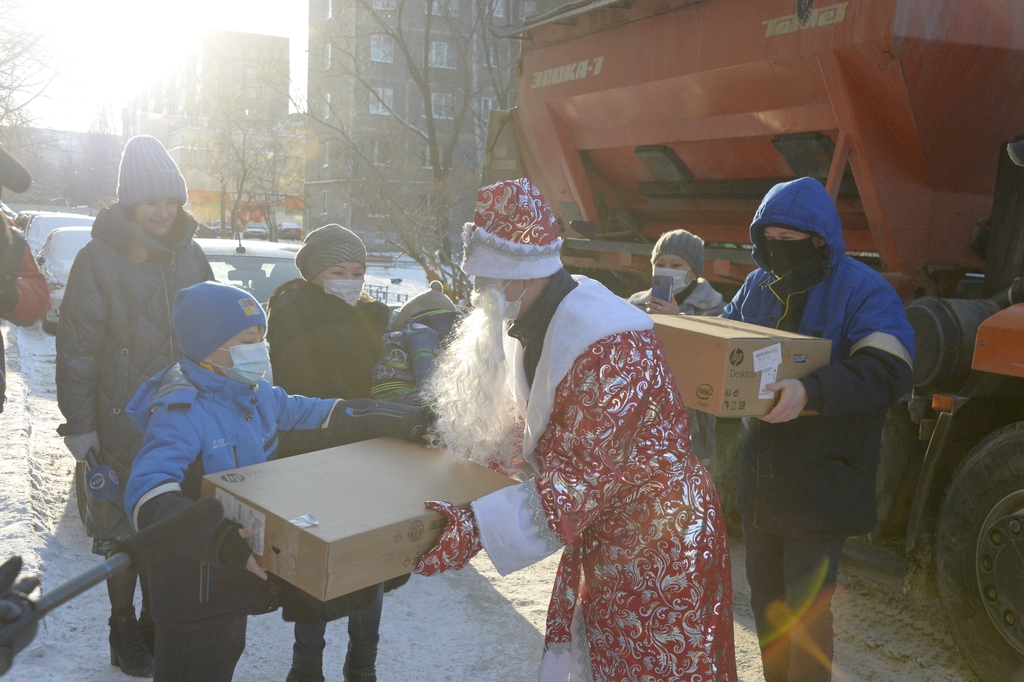 Министр транспорта и дорожного хозяйства Свердловской области дарят подарки детям