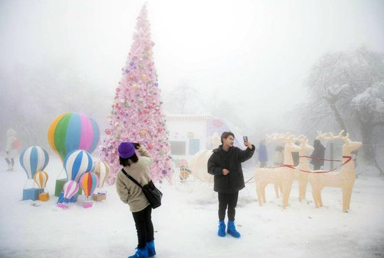 В преддверии западного Нового года в разных частях Китая проходят рождественские ярмарки. На фото – фестиваль льда и снега в горах Эмэйшань провинции Сычуань. Фото: ИА Синьхуа