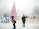 В преддверии западного Нового года в разных частях Китая проходят рождественские ярмарки. На фото – фестиваль льда и снега в горах Эмэйшань провинции Сычуань. Фото: ИА Синьхуа