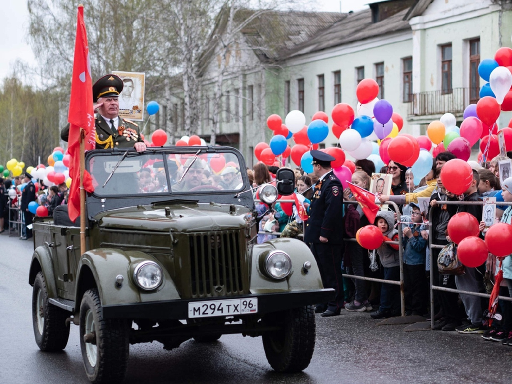 Николай Кондрашов много лет принимал парад на День Победы в Верхней Салде. Фото: с личной страницы Н.Кондрашова в соцсети