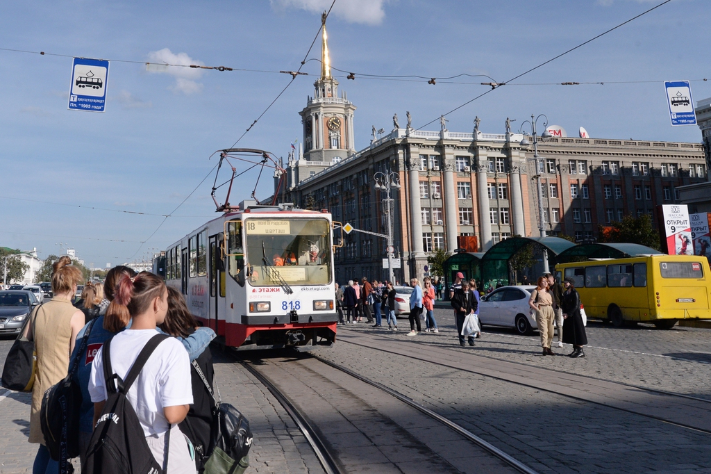 трамвай на остановке площади 1905 года на фоне администрации Екатеринбурга