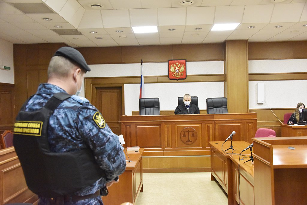 25 января, в Свердловском областном суде начнется процесс по делу об убийстве женщины возле судебного участка Первоуральского городского суда и нападении на судебного пристава. Подсудимый – местный житель, сожитель погибшей.