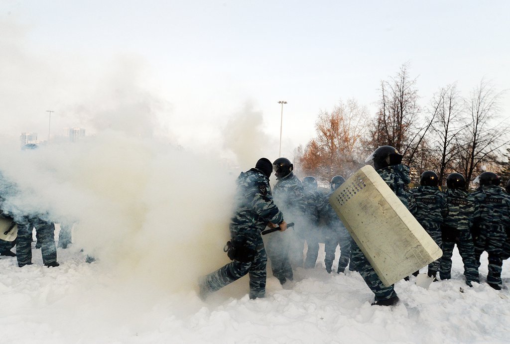В субботу на незаконной акции в поддержку Навального, прошедшей в Екатеринбурге, «мирные» протестанты кинули в силовиков дымовую шашку. Фото: Павел Ворожцов