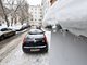 Такие свисающие с крыш снежные шапки могут серьёзно повредить авто. Фото: Алексей Кунилов