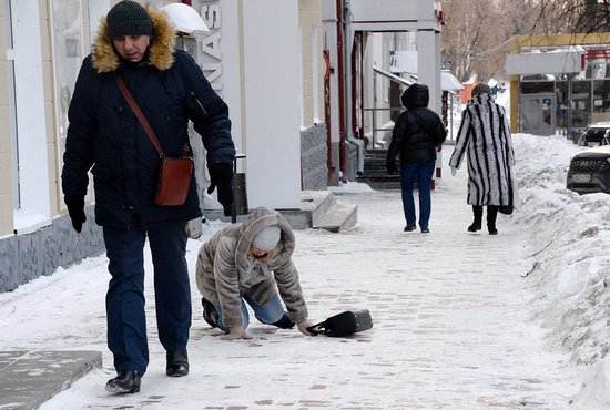 Число обращений в травпункты Екатеринбурга из-за ушибов, полученных на обледеневших тротуарах, выросло в полтора раза минимум. Фото: Павел Ворожцов