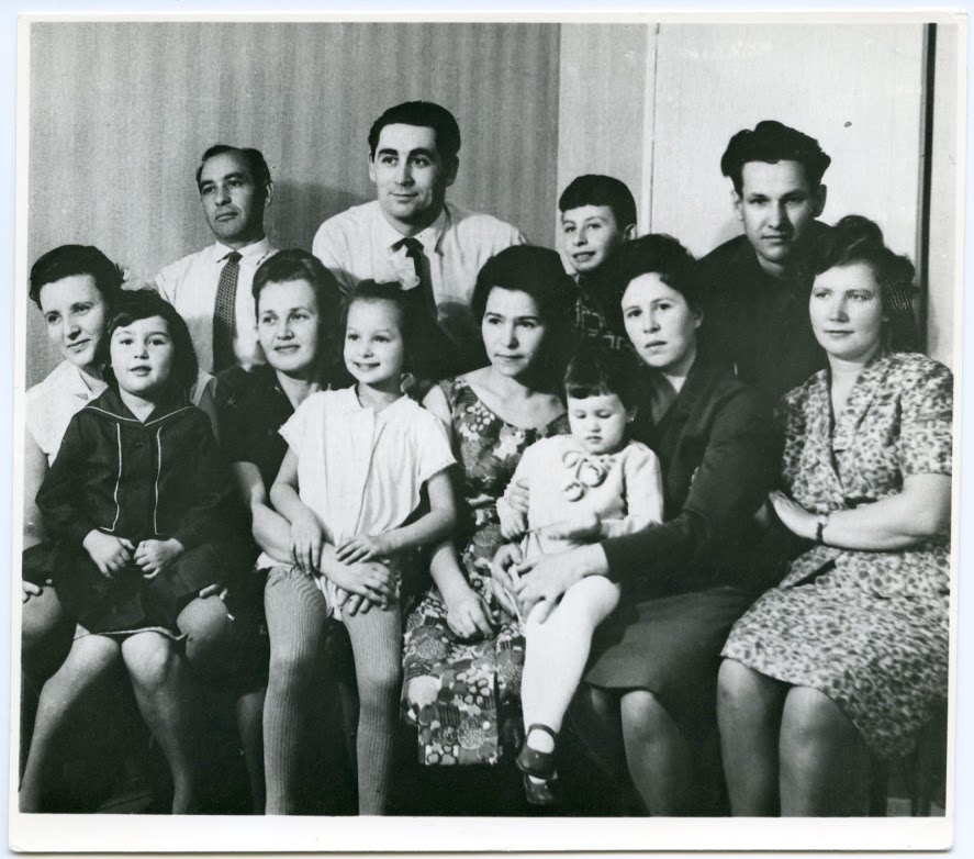 Борис Ельцин с семьёй и друзьями в квартире по улице Ленина, 53.