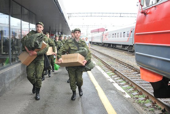 Весной и осенью прошлого года военкоматы области призвали 7 403 свердловских новобранца Фото: Павел Ворожцов