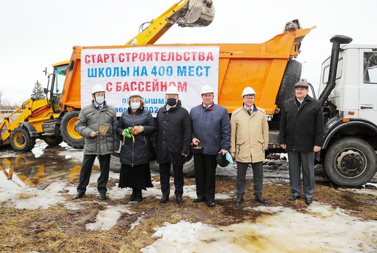 Начало строительства символизировал первый ковш земли, вынутый экскаватором Фото: Пресс-служба Законодательного собрания Свердловской области