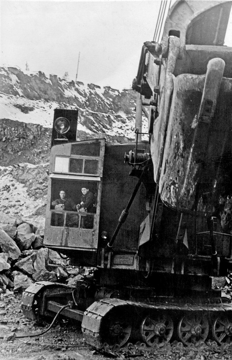 Карьер Первого Северного рудника Полуночного рудоуправления. В экскаваторе ЭКГ-4 слева направо – машинист Иван Шубин и помощник Виктор Штерк.