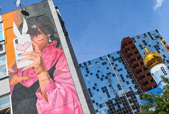 «Портрет девушки, делающей селфи» на улице Шейнкмана, 57. Фото: Галина Соловьёва