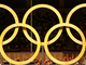 На Олимпийском стадионе в Токио состоялась церемония открытия. На фото - бесцветные олимпийские кольца, сделанные из части деревьев, которые садили атлеты во время прошлых ОИ в Японии. Скриншот трансляции Первого канала