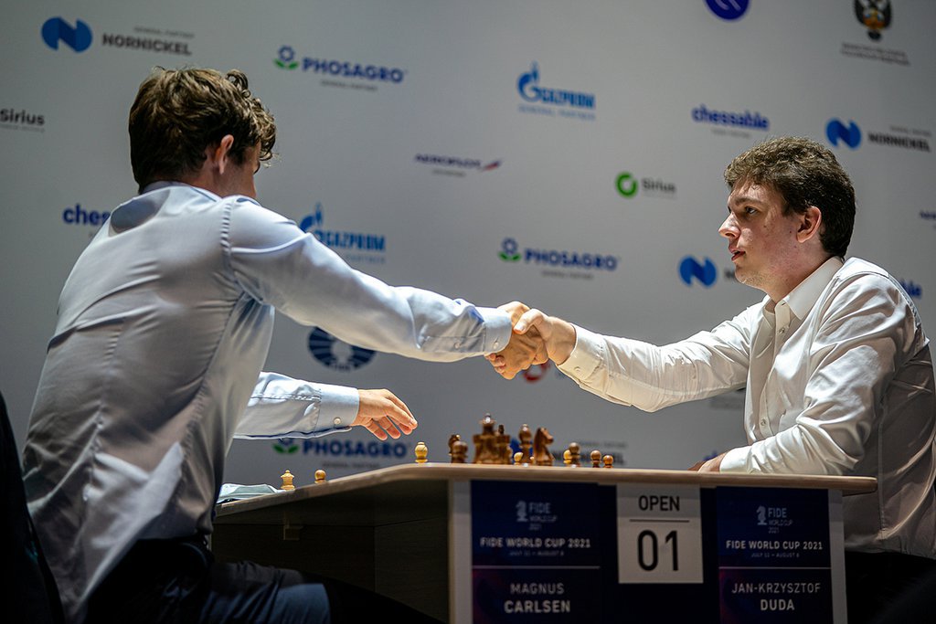 Победа Яна-Кшиштофа Дуды (справа) над Магнусом Карлсеном - главная сенсация Кубка мира Фото: ERIC ROSEN/FIDE