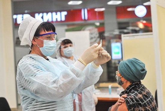 Поставить прививку против гриппа в этом году можно даже в торговом центре  Фото: Галина Соловьёва