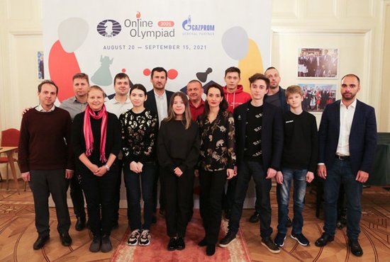 Сборная России  по шахматам выиграла онлайн-олимпиаду второй раз подряд  (Лея Гарифуллина – четвёртая слева  в первом ряду). Фото: Этери Кублашвили