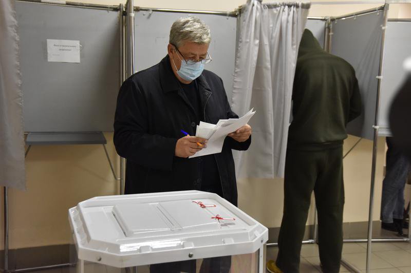 Сенатор Аркадий Чернецкий проголосовал в субботу. На участок пришёл один, но пообещал, что супруга проголосует в воскресенье. Фото: Алексей Кунилов