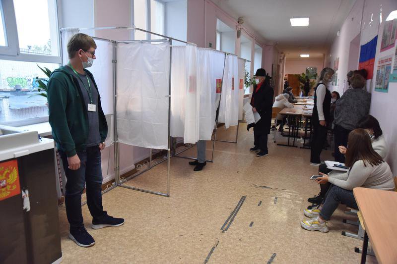 Сегодня утром на участках было немноголюдно. Днём желающих проголосовать было больше. Фото: Алексей Кунилов