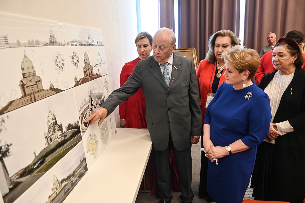 Эдуард Россель показывает областному министру культуры Светлане Учайкиной, как будет выглядеть церковь Демидовых.