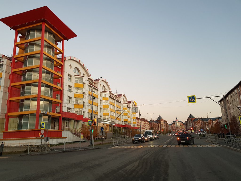 Ещё 30 лет назад Салехард был деревянным, а сейчас город украшают новые дома из бетона и кирпича. Фото: Станислав Мищенко
