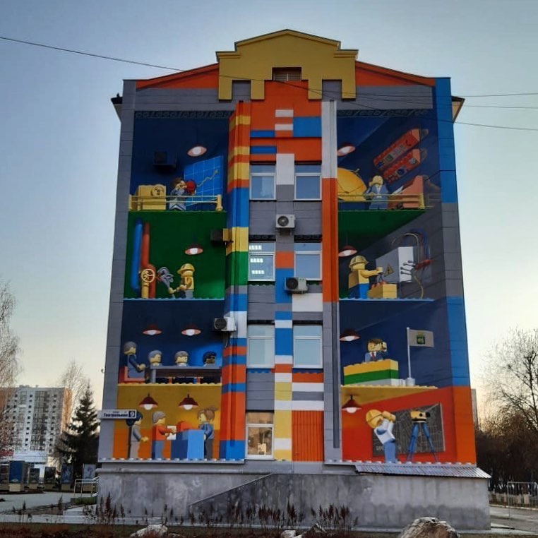 Мурал на стене здания администрации Берёзовского