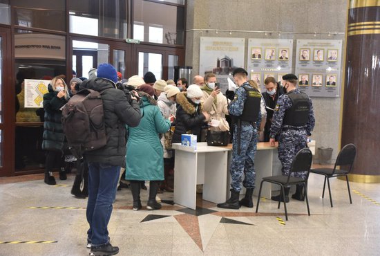На входе в Свердловский областной суд противники QR-кодов образовали затор. Фото: Алексей Кунилов