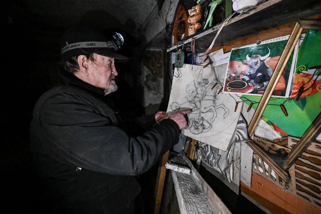 Попов Геннадий Геннадьевич -скульптор, живущий в подвале расселенного дома.