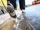 С такими насадками на обувь ходить по ледяным тротуарам как-то спокойнее. Фото: Галина Соловьёва