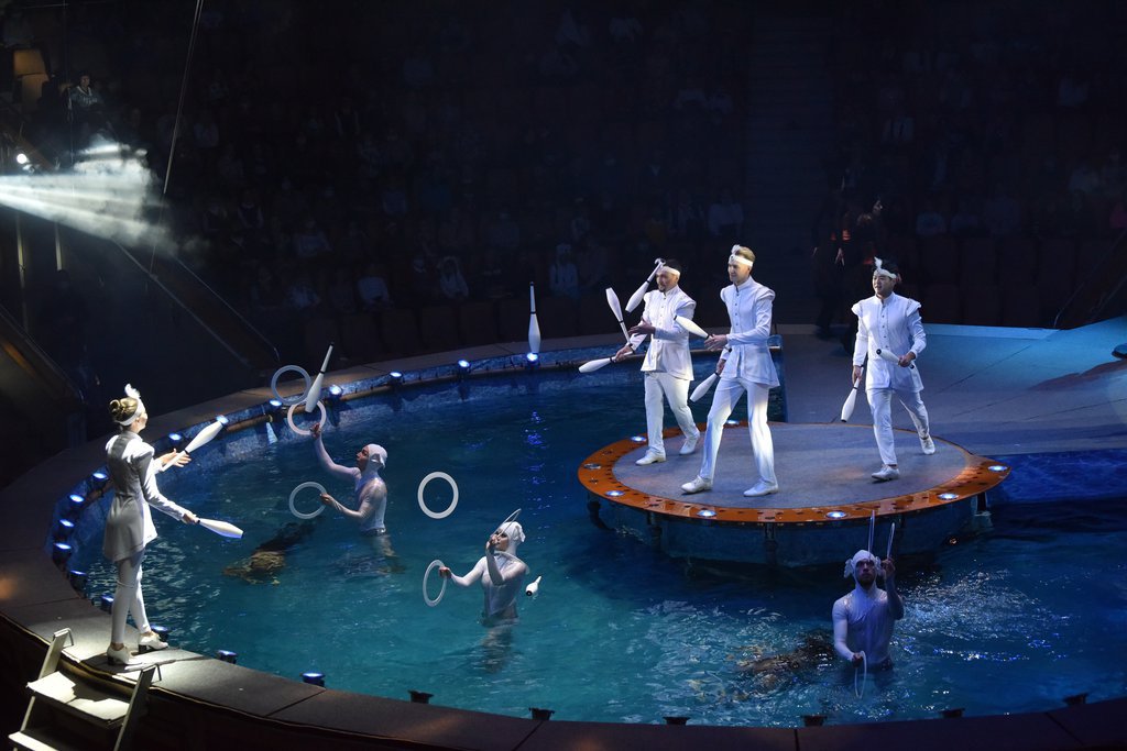 Для шоу «Одиссея» построили сложную техническую конструкцию, которую наполнили несколькими тоннами воды