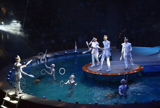 Для шоу «Одиссея» построили сложную техническую конструкцию, которую наполнили несколькими тоннами воды. Фото: Алексей Кунилов