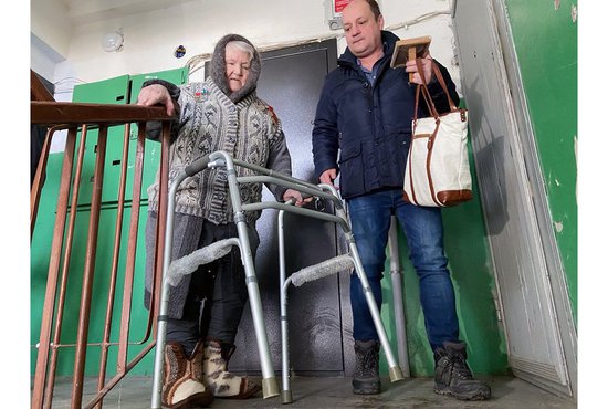 85-летней Марии Лебедевой сложно выходить из квартиры. На съёмную квартиру её провожают волонтёры. Фото: фонд «Дорогами добра»