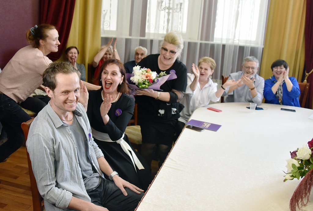 Евгения Елпашева (слева) поздравляют в театре сразу же после объявления его лауреатом "Золотой маски". Фото: Павел Ворожцов