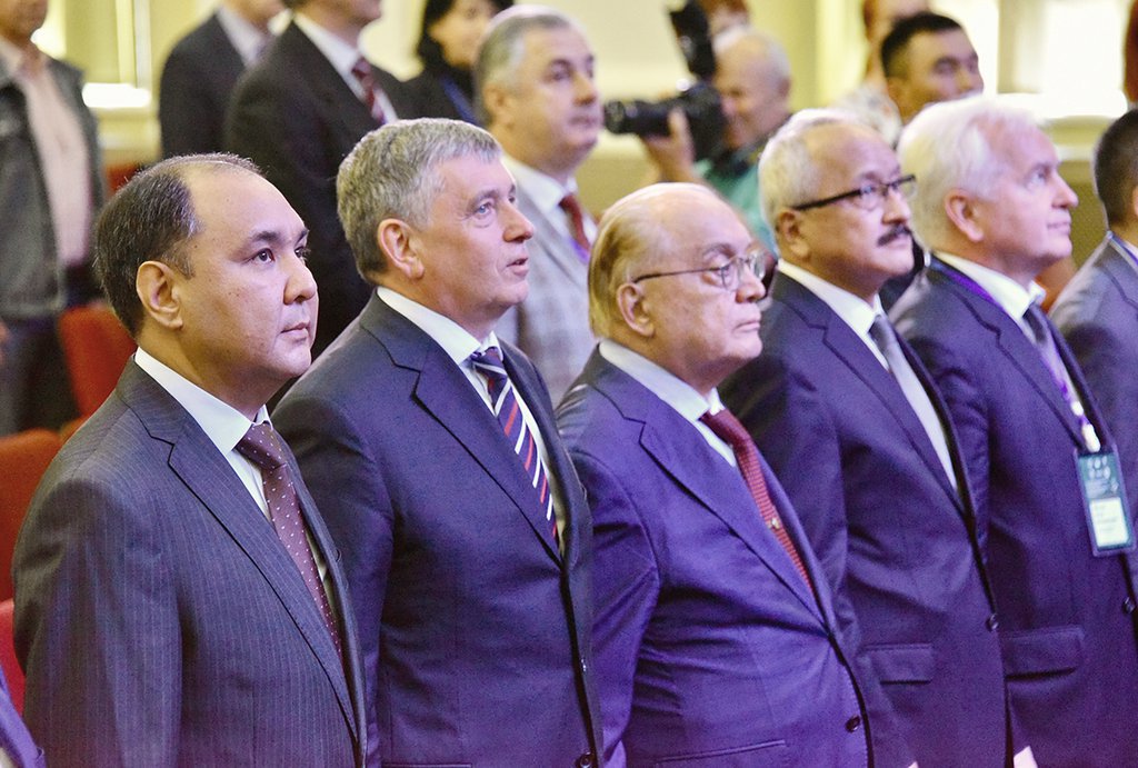Перед началом форума ректоры вузов прослушали гимн Росси и гимн Кыргызстана