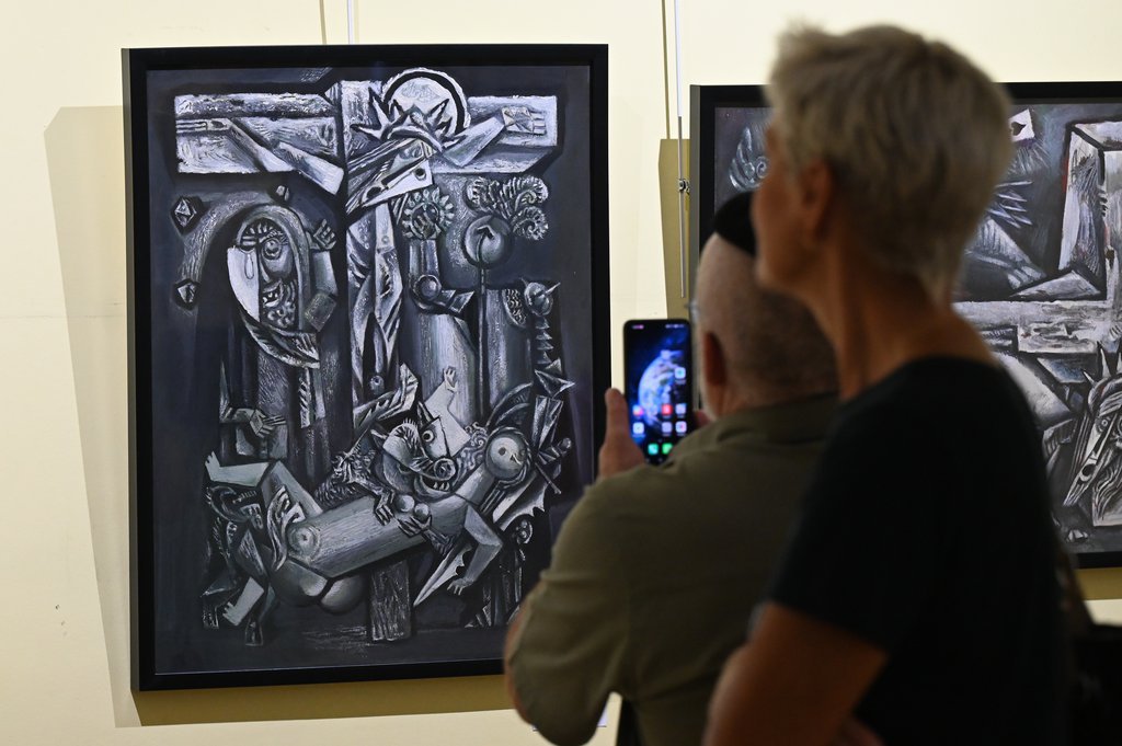 Работы из серии «Средневековые мистерии», также представленные на выставке, выполнены темперой и гуашью и не экспонировались более 30 лет
