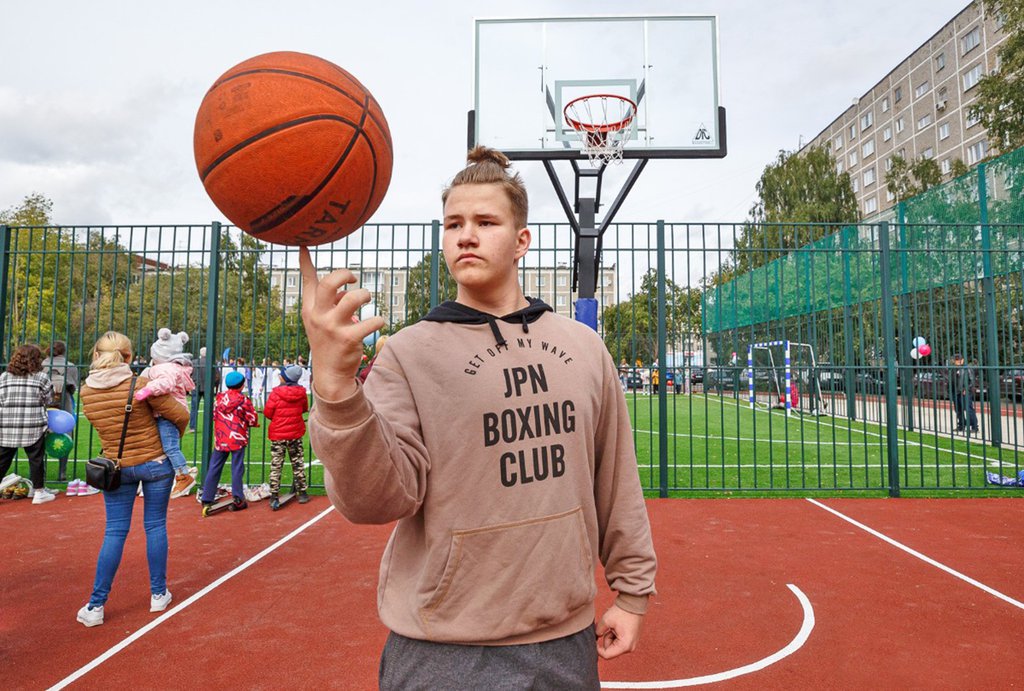 Доступные виды спорта и площадки в свободном доступе для населения будут публиковаться на официальных сайтах школ. Фото: Фёдор Серков