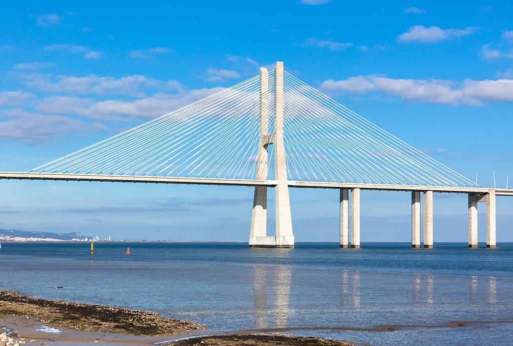 Мост Васко да Гама в Португалии стал примером межрегионального сотрудничества для всего мира. Фото: elements.envato.com