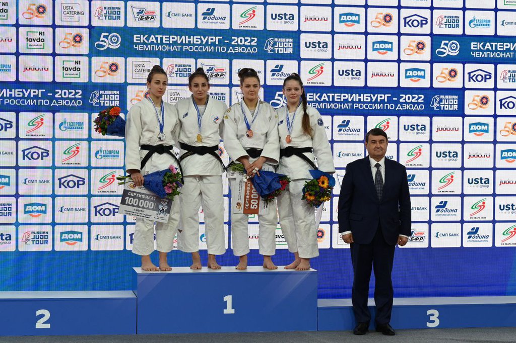Дали Лилуашвили (вторая слева) с золотой медалью чемпионата России. Фото: Павел Ворожцов