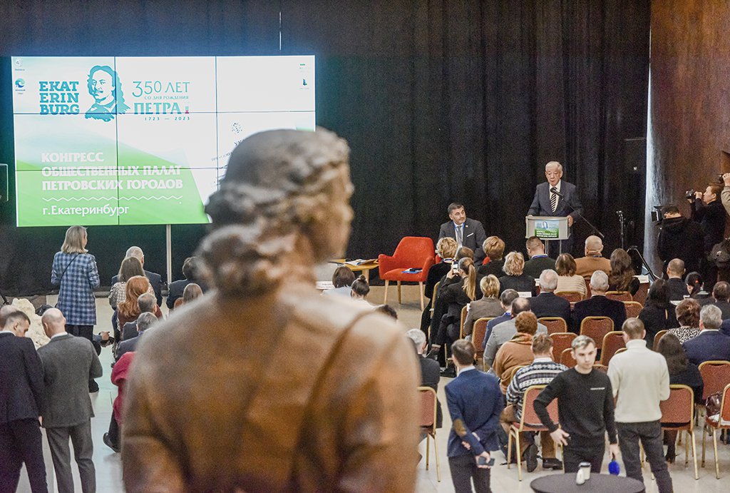 Конгресс организовали в зале, где экспонируется пятиметровая скульптура Петра Первого. Фото: Полина Зиновьева