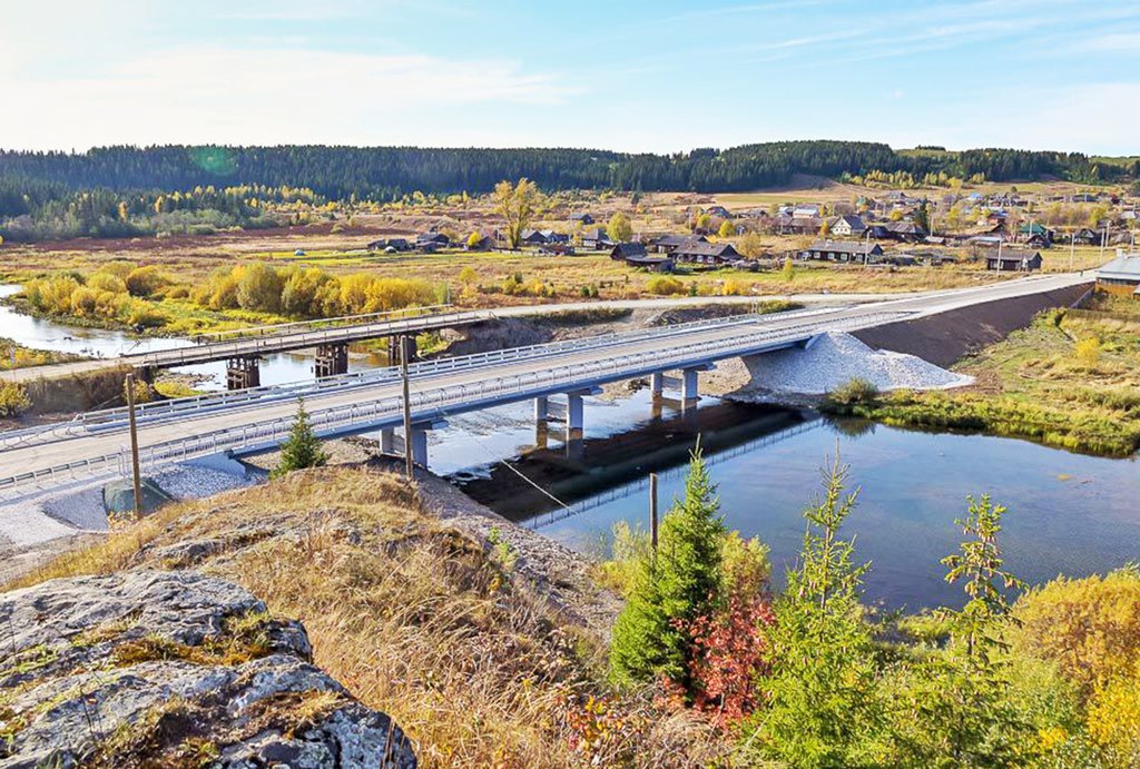 Строить новый мост начали осенью прошлого года. Фото: Илья Колесов