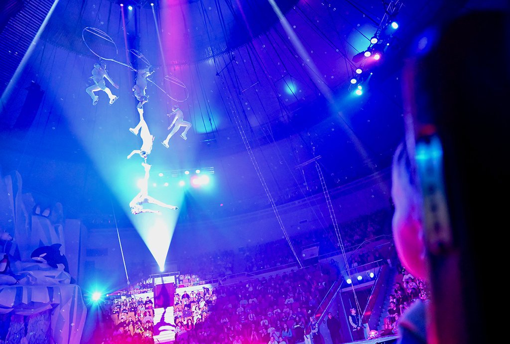 Артисты ледового шоу «Айсберг» все элементы программы, включая воздушную гимнастику выполняли в коньках. Фото: Полина Зиновьева