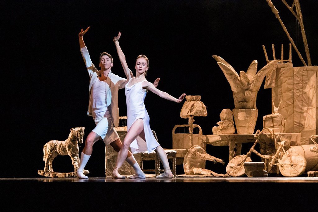 Сцена из первого акта балета «L.A.D.» – «Три тихие пьесы» на музыку к кинофильму «Подмосковные вечера». Фото: пресс-служба театра «Урал Опера Балет».