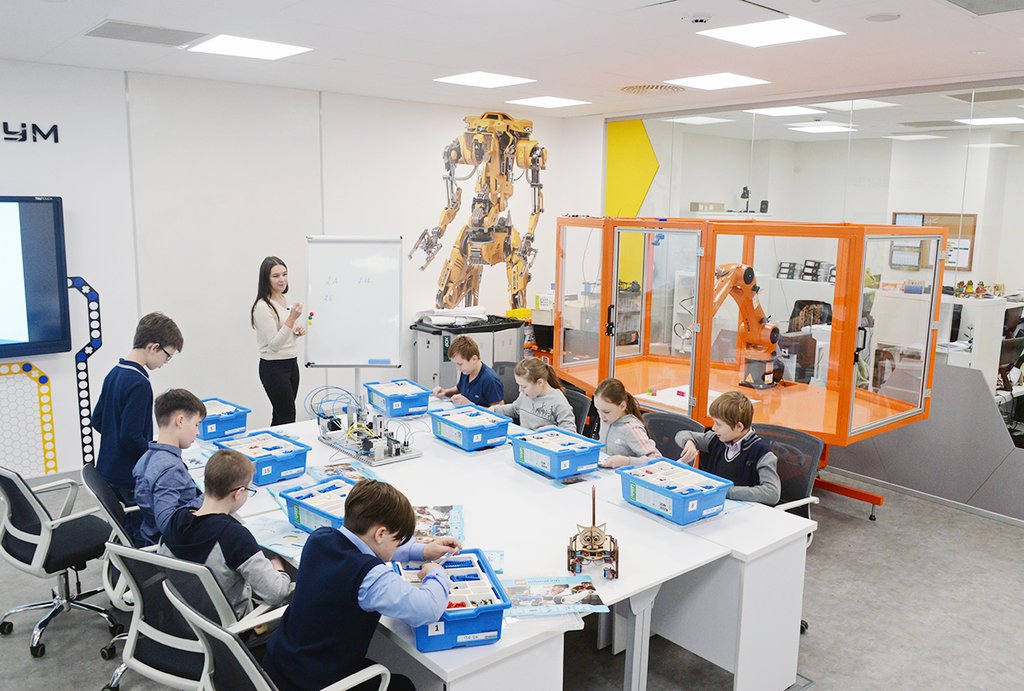 В Екатеринбурге детские технопарки «Кванториум» работают с 2018 года. Главное в обучении –  практико-ориентированный подход. Фото: Павел Ворожцов