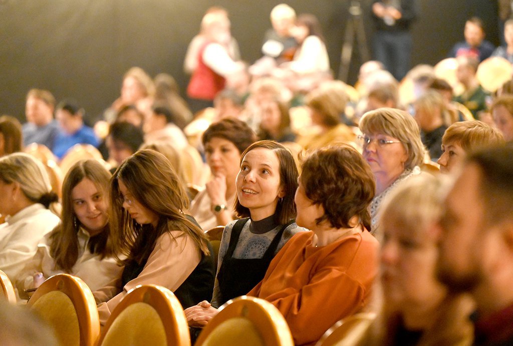 На «Служебный роман» в Театре Драмы собрался полный зал. Фото: Павел Ворожцов