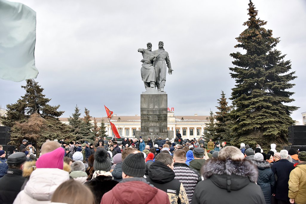 Возложение цветов к памятнику воинам Уральского добровольческого танкового корпуса в Екатеринбурге